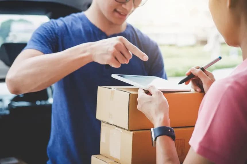 Repartidor entregando paquetes a comercio